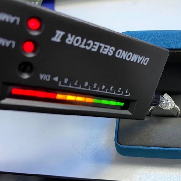 2CT Pear cut genuine engagement ring - Picture 8 of 14